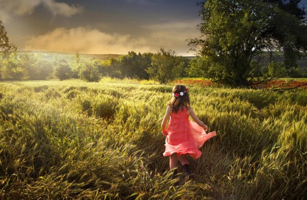 девочка бежит по полю