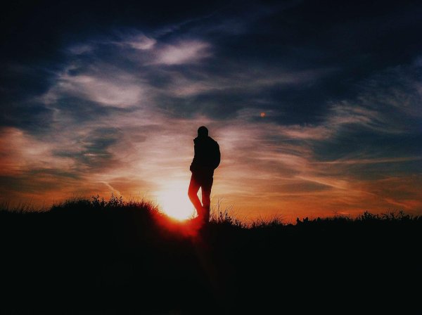 закат с человеком