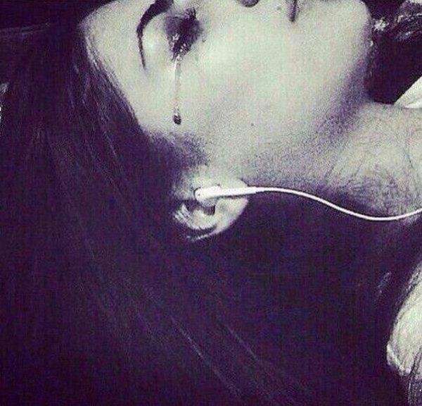 брюнетка плачет