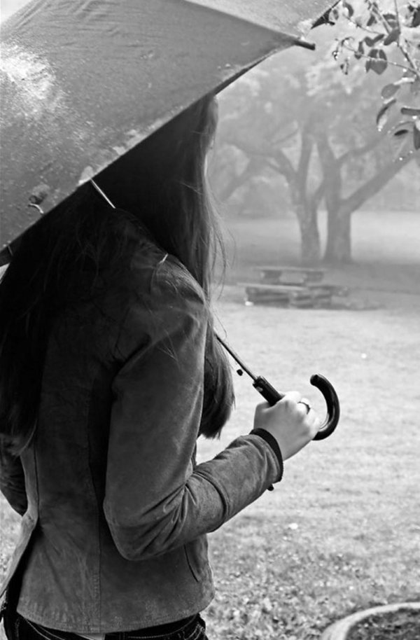 женщина под зонтом