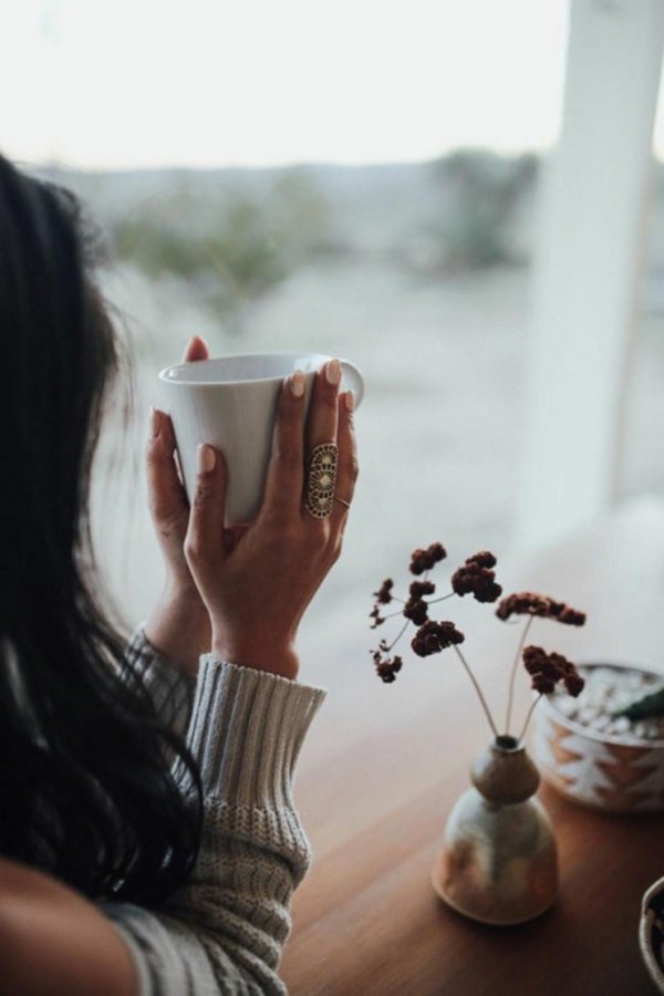 женщина с чашкой кофе