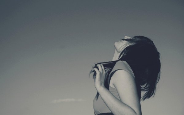 красавица брюнетка без лица