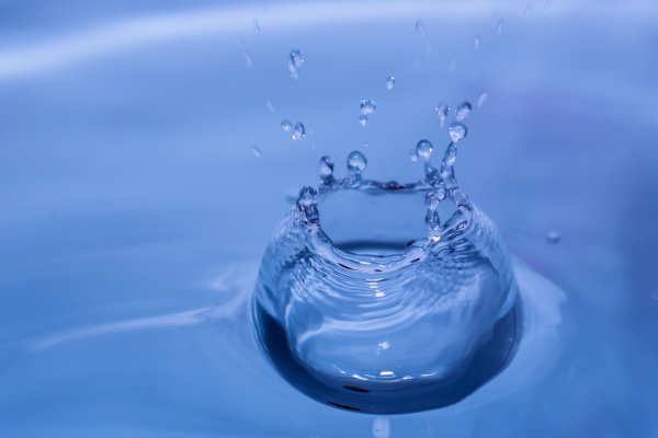 капля воды падает в воду