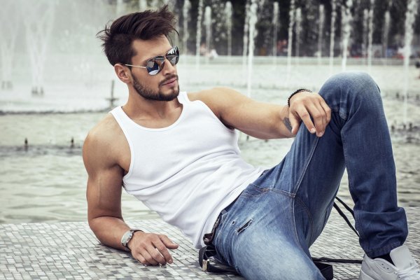 модные мужские джинсы