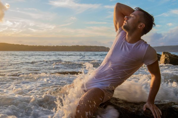 в мокрой футболке