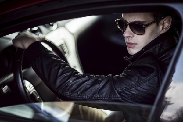 парень на машине