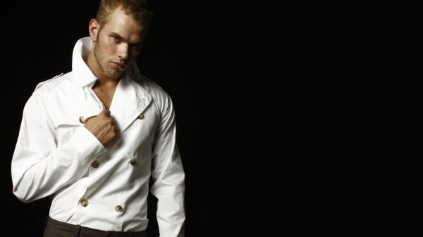 парень в черной рубашке расстегнутой