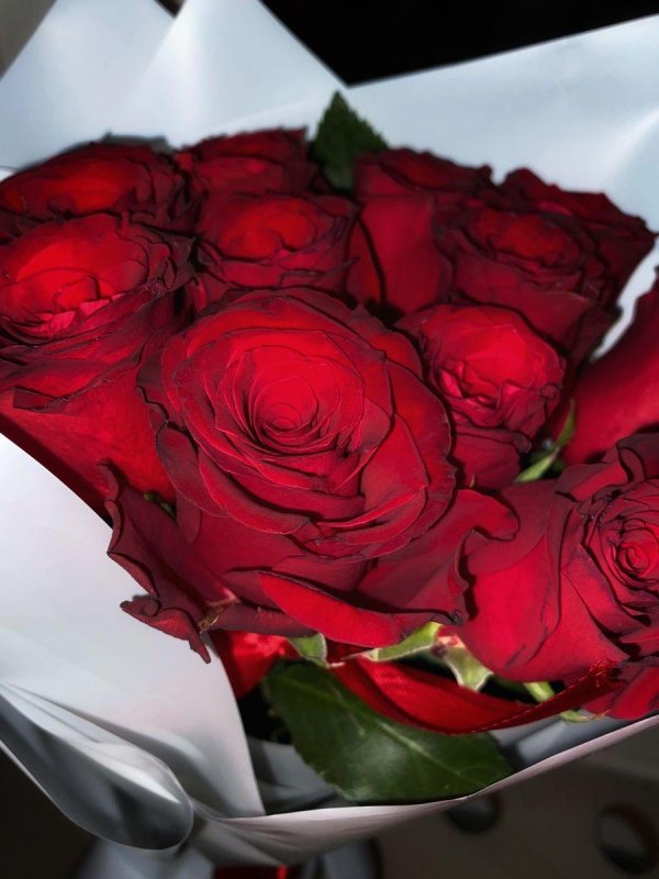 букет с красными вывернутыми розами