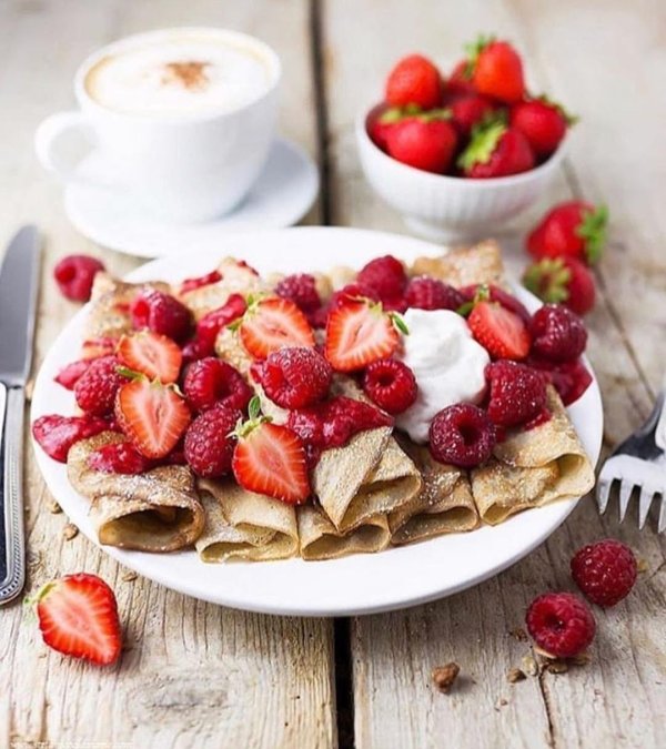 блины с клубникой