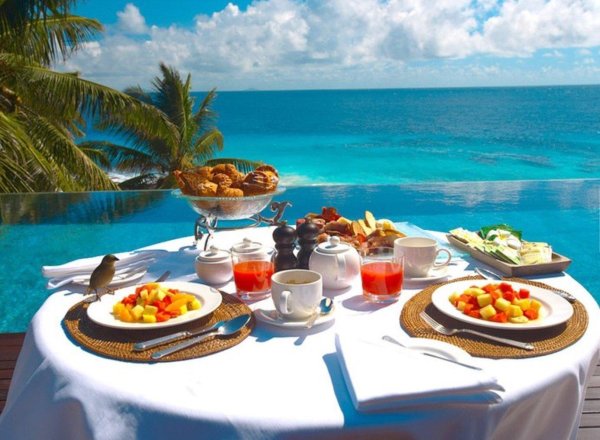 столик у моря