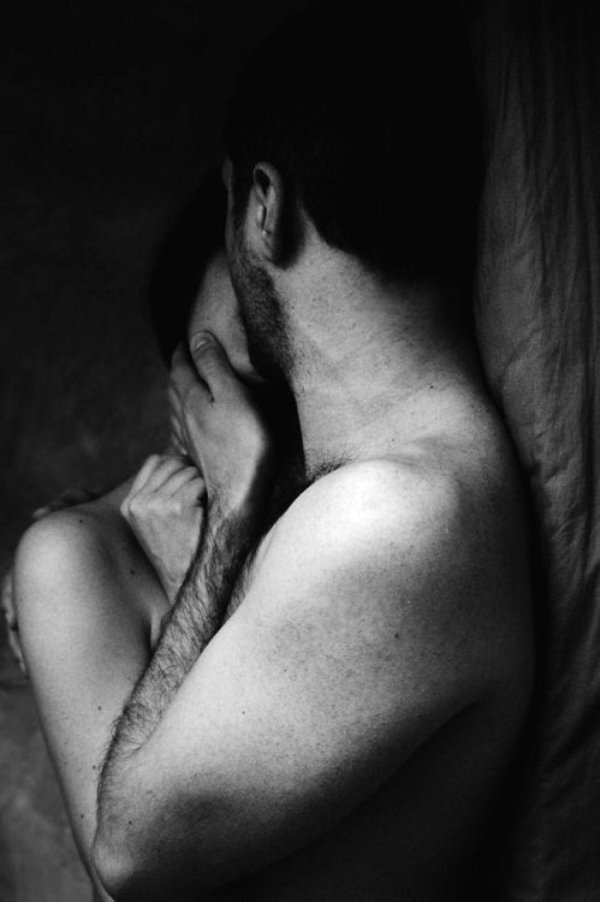 обнимает за шею