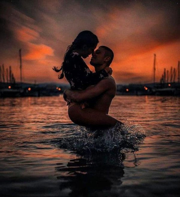 парень с девушкой на море