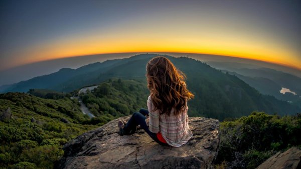 девушка на скале