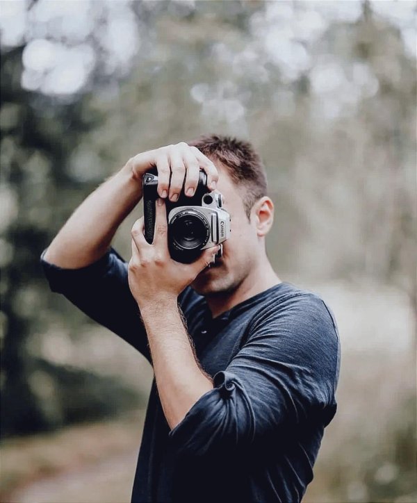 мужчина фотографирует