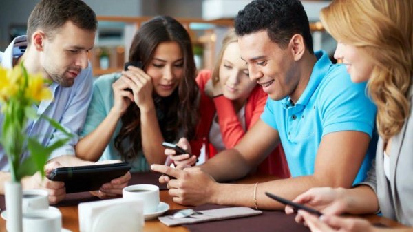 молодые люди общаются