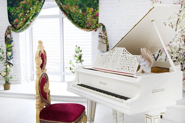 белое пианино