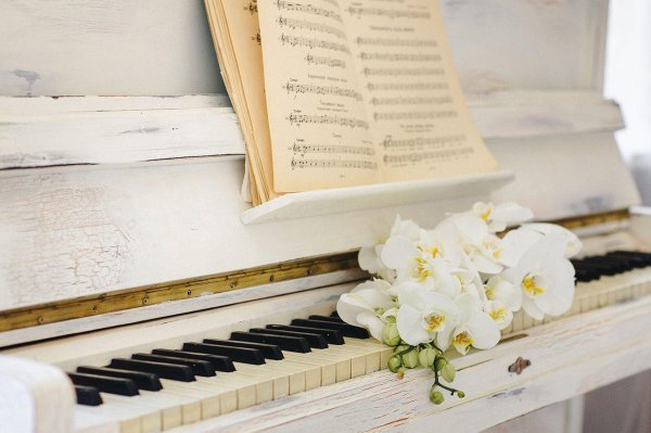 белое фортепиано