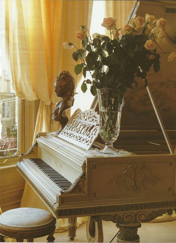 красивое пианино