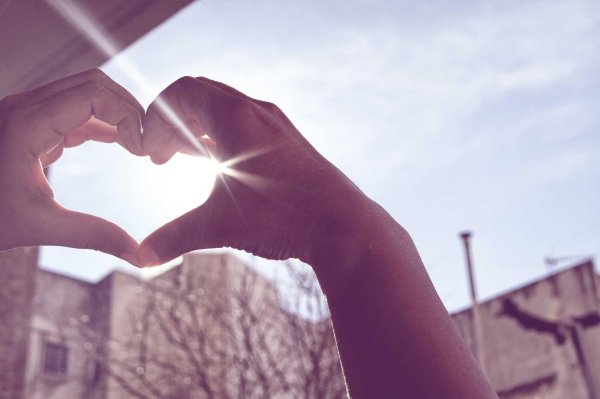 руками сердечко