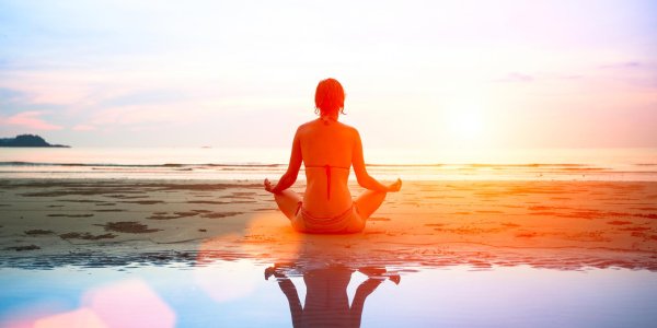 медитирующая девушка