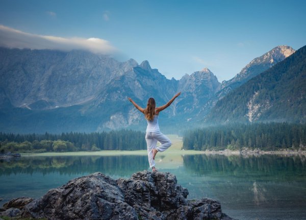 девушка в горах