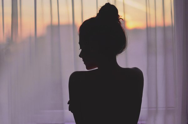женский силуэт в окне