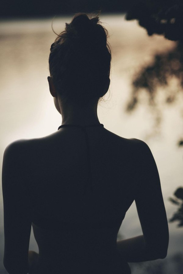 силуэт девушки сзади