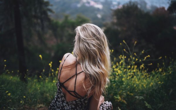 блондинка со спины