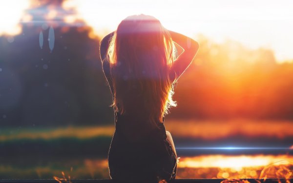 девушка в лучах солнца