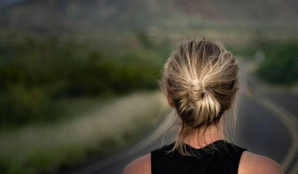 блондинка со спины