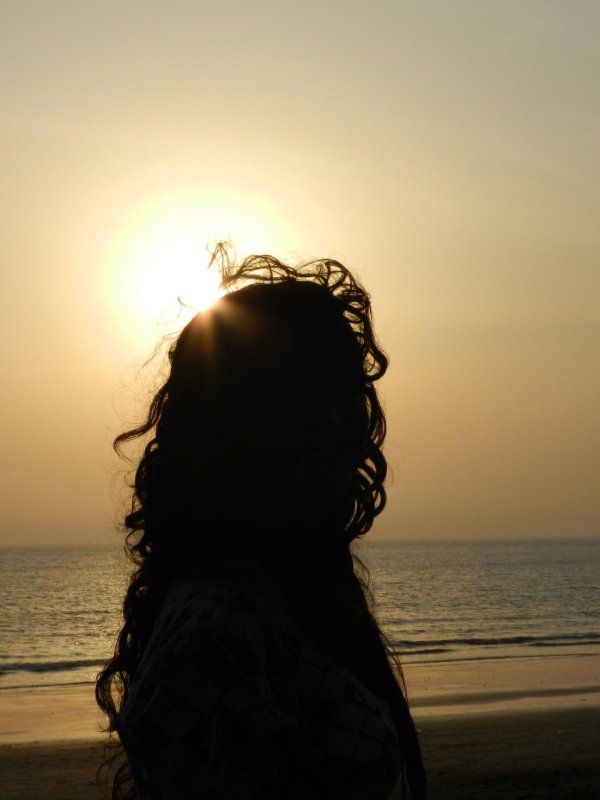 кудрявая брюнетка