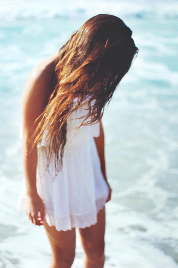 девушка на море без лица