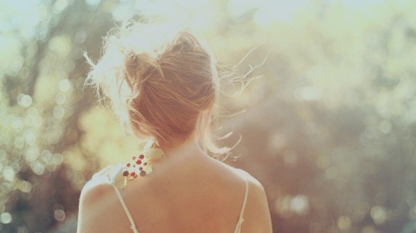 блондинка со спины