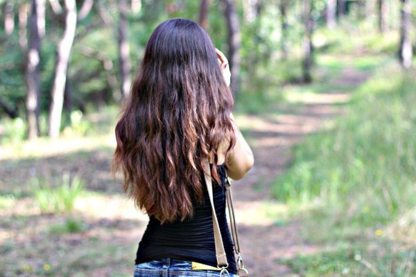 девушка с длинными волосами сзади