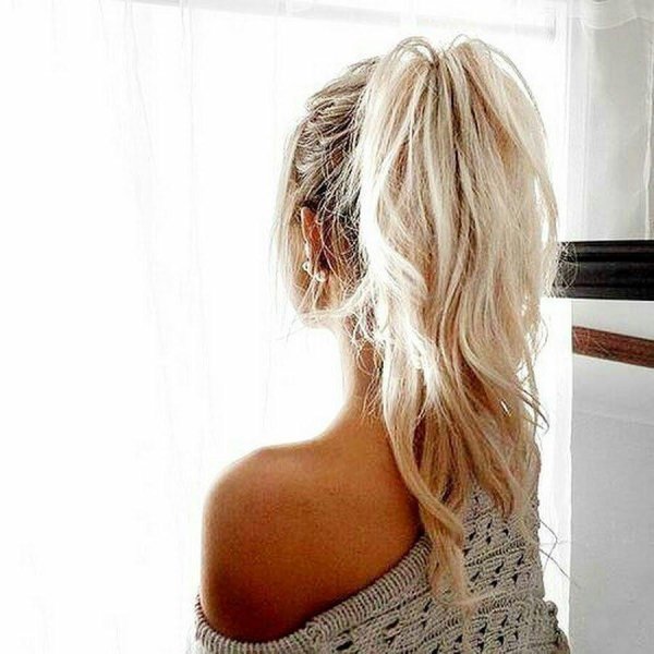 блондинка со спины