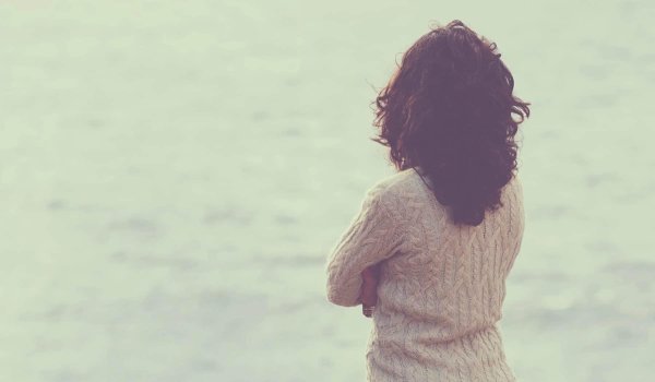 девушка на берегу моря спиной