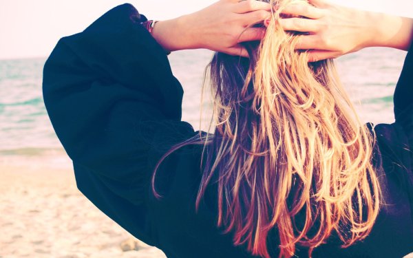 блондинка со спины