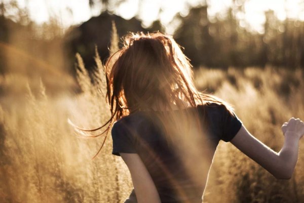 красивая девушка спиной