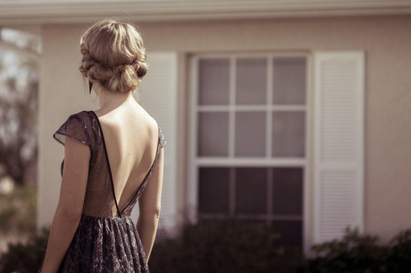 прическа для платья с открытой спиной