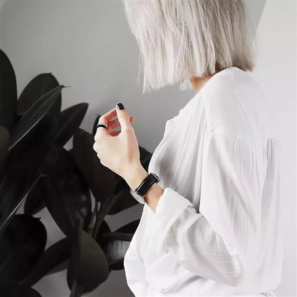 короткие белые волосы