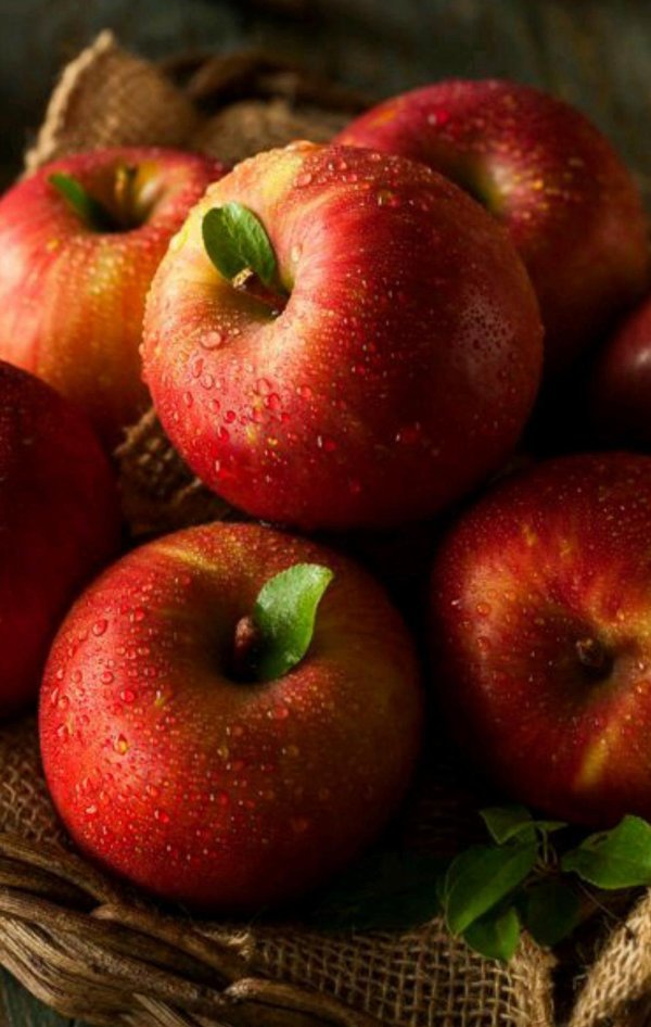 красивое яблоко