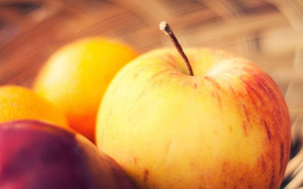 желтое яблоко