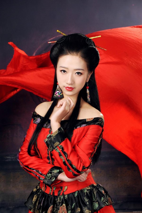 китаянка в национальном костюме