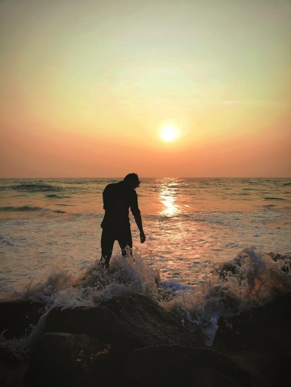 парень на море