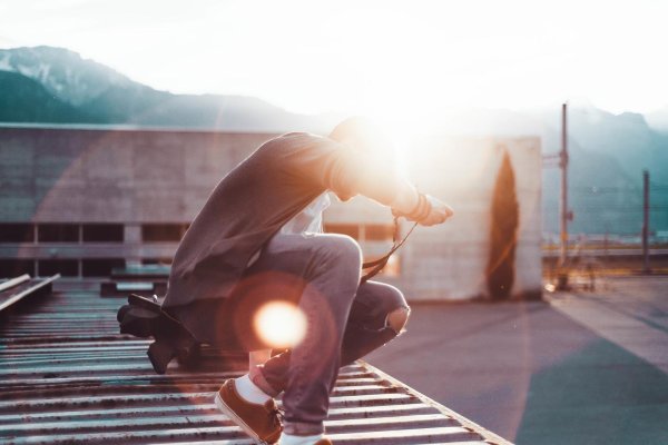 на краю крыши