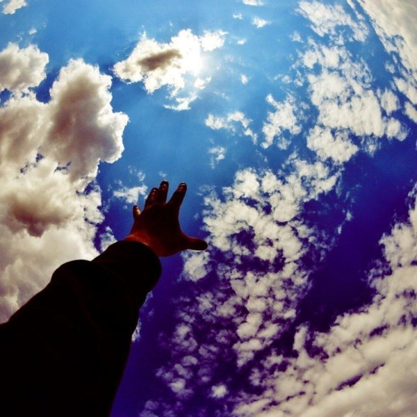 рука тянется к небу