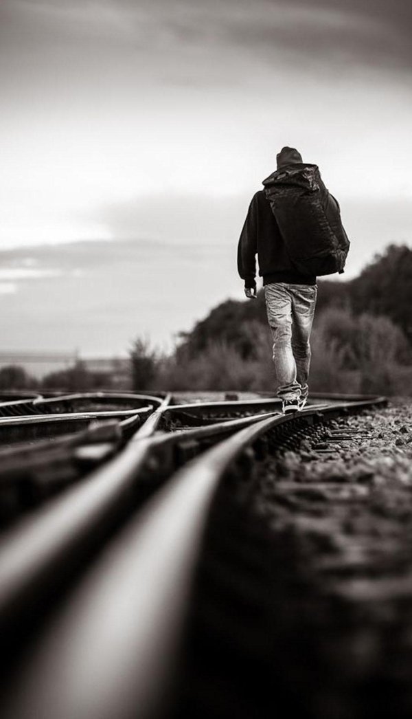 мужская фотосессия на рельсах