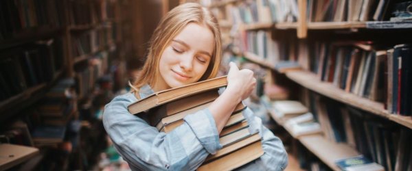 девушка в библиотеке
