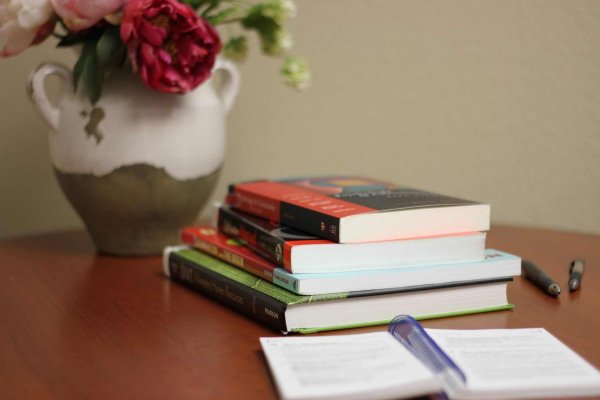 учебники стопка