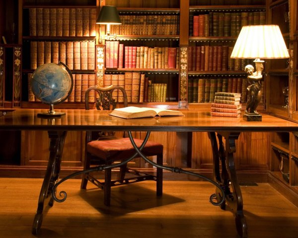 стол в библиотеке